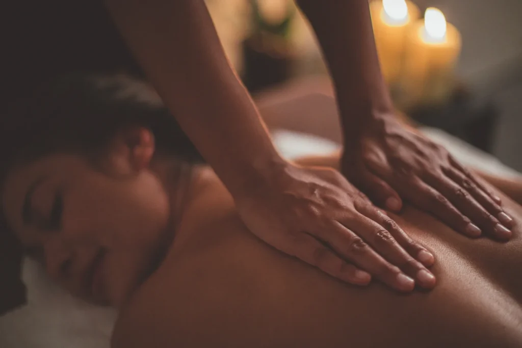 Massage bien-être à domicile à la lueur des bougies, by Camille Becht